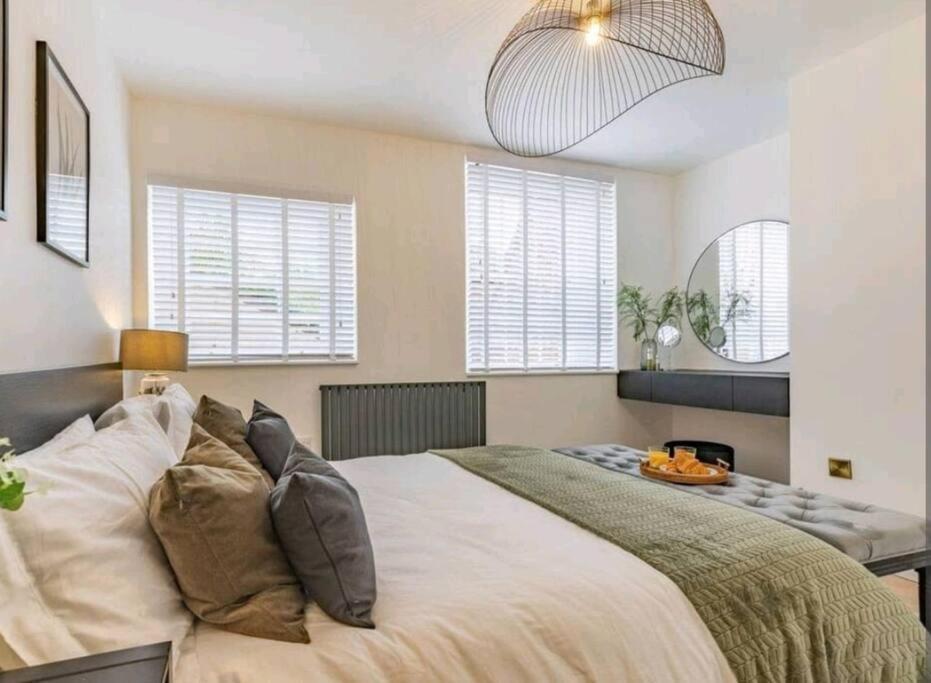 St Marg'S Hideaway; Grade II Listed Luxury Apartment In The Heart Of Cheltenham - Gateway To The Cotswolds! Sleeps 4 - Outdoor Seating And Free Private Parking! Eksteriør bilde