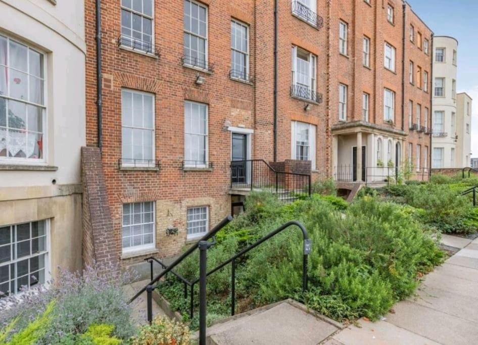 St Marg'S Hideaway; Grade II Listed Luxury Apartment In The Heart Of Cheltenham - Gateway To The Cotswolds! Sleeps 4 - Outdoor Seating And Free Private Parking! Eksteriør bilde