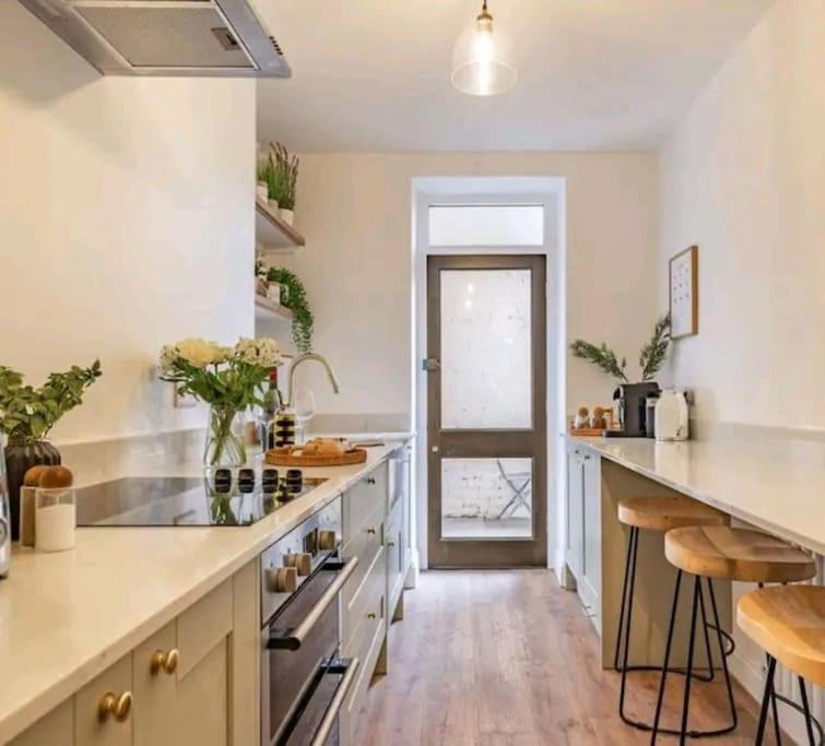 St Marg'S Hideaway; Grade II Listed Luxury Apartment In The Heart Of Cheltenham - Gateway To The Cotswolds! Sleeps 4 - Outdoor Seating And Free Private Parking! Eksteriør bilde
