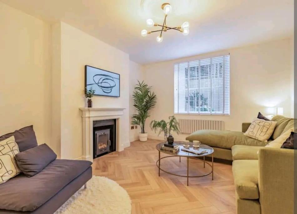 St Marg'S Hideaway; Grade II Listed Luxury Apartment In The Heart Of Cheltenham - Gateway To The Cotswolds! Sleeps 4 - Outdoor Seating And Free Private Parking! Eksteriør bilde